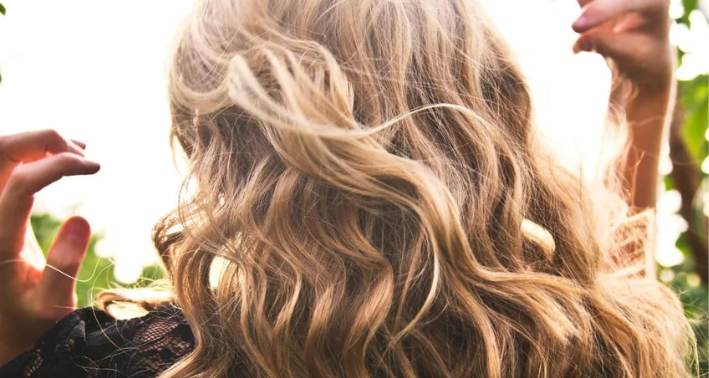 Natürliche Haarpflegeroutine: Tipps und Schritte für wunderschönes Haar