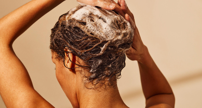 Frau wäscht Haare silikonfreies Shampoo